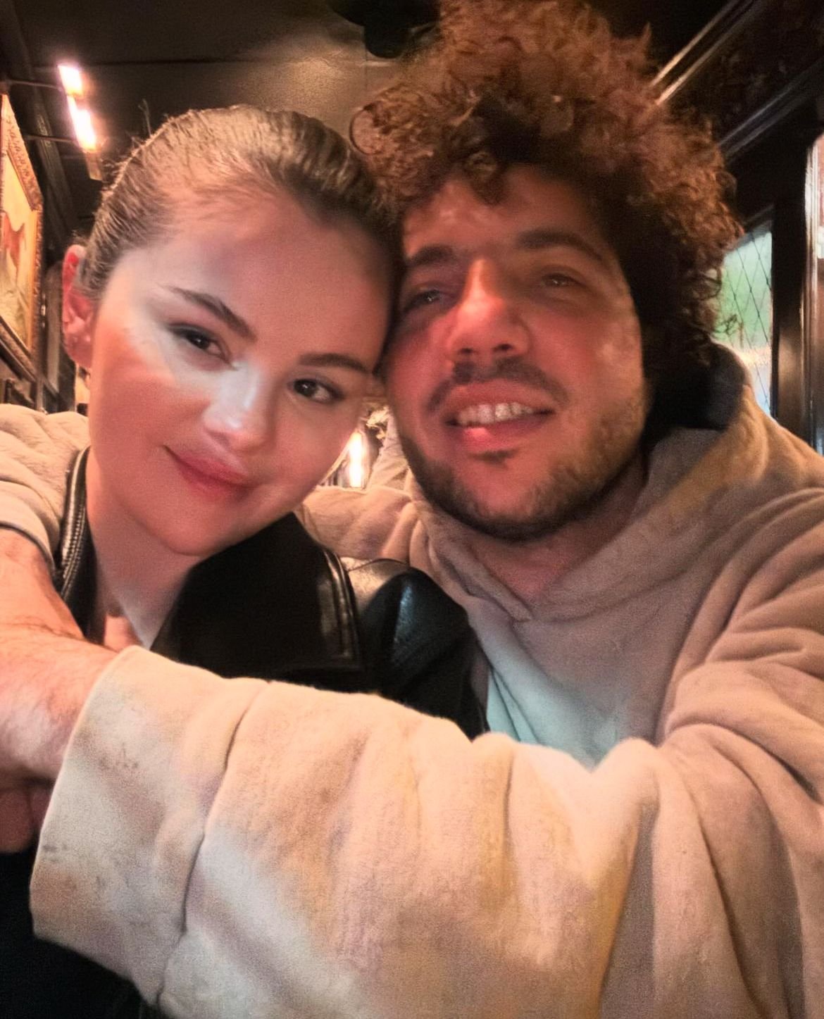 Em 2017, engatou um romance com o também cantor The Weeknd, que não chegou a durar nem um ano. Desde dezembro de 2023, Selena vive um relacionamento com o produtor musical Benny Blanco (foto).-reprodução/instagram @selenagomez