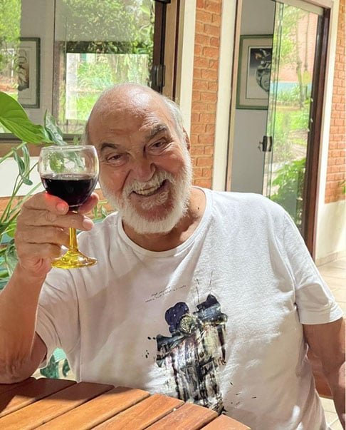 Ariclenes Venâncio Martins nasceu em Sacramento (MG) no dia 29 de março de 1930. Além de ator, ele também é diretor, dublador, radialista, apresentador e locutor. 