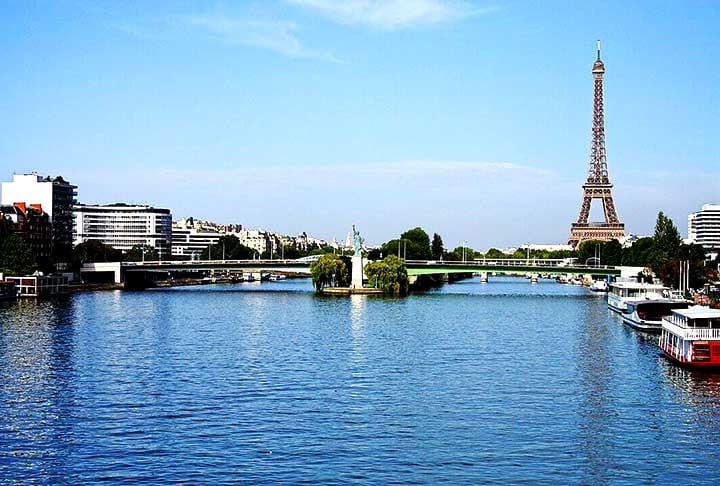 A ponte que fica próxima à Île aux Cygnes, sobre o Sena em Paris, é a Pont de Grenelle, conectando o 15º e 16º arrondissements (distritos). É famosa por proporcionar uma vista da réplica da Estátua da Liberdade.
