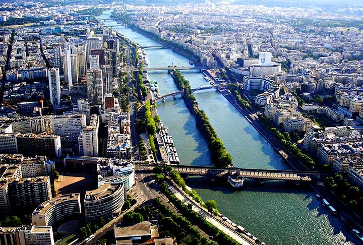 Existem 163 pontes ao longo do rio Sena, que percorre 777 quilômetros, desde a Borgonha até o Canal da Mancha, passando por 37 cidades.  Em Paris, existem 37 pontes (o número coincide mesmo). Veja quais são as principais.
