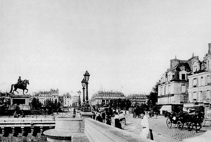 Historicamente, as pontes do Sena, como a Pont Neuf, simbolizam o crescimento urbano e arquitetônico de Paris, sendo marcos de grandes momentos históricos desde a Idade Média.