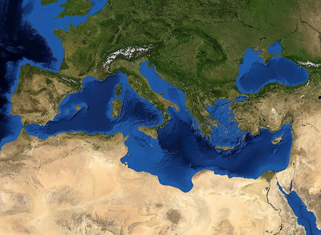 O Mediterrâneo é o maior mar do Atlântico e fica situado entre Europa, Ásia e África, cobrindo uma área de 2,5 milhões de km², estendendo-se do estreito de Gibraltar até a costa ocidental do Oriente Médio.