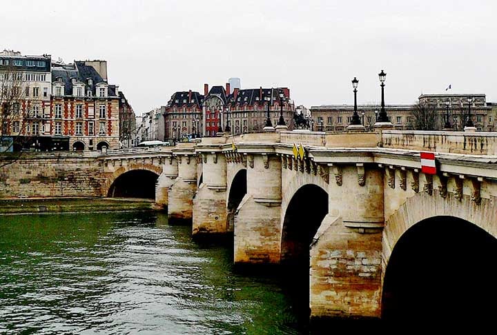 Culturalmente, as pontes inspiram artistas e escritores, além de serem cenários icônicos de filmes, músicas e pinturas, simbolizando a beleza romântica de Paris.
