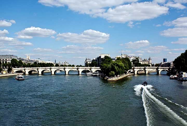 Pont Neuf – A Pont Neuf, a mais antiga de Paris, foi inaugurada em 1607 durante o reinado de Henrique IV. Ela é famosa por suas 12 arcadas e é construída em pedra, conectando a margem direita e a margem esquerda do Sena. É um ícone da arquitetura do período renascentista e um dos marcos mais reconhecidos de Paris.
