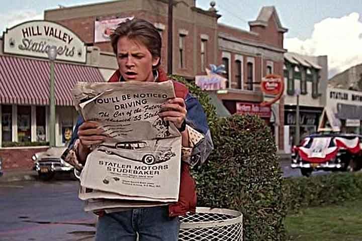 Hill Valley é uma cidade que abriga a torre do relógio e os lares dos personagens do célebre filme 