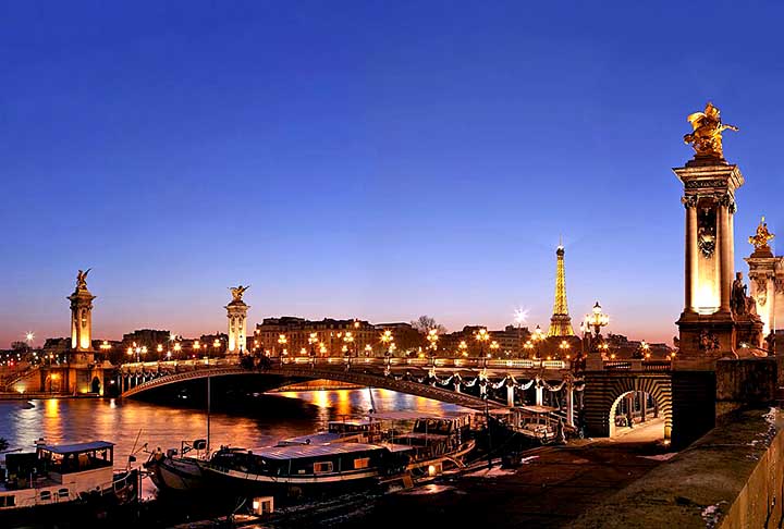 Pont Alexandre III – Inaugurada em 1900 para a Exposição Universal, a Pont Alexandre III é uma das pontes mais ornamentadas de Paris, construída com ferro e pedra. Suas estatuas, lampiões dourados e arcos exuberantes representam a amizade entre a França e a Rússia. É um símbolo de luxo e elegância, ligando o Grand Palais e o Petit Palais à Champs-Élysées.
