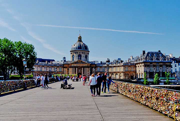 Pont des Arts – A Pont des Arts, construída em 1804, conecta o Louvre à Ilha de la Cité, famosa por seu design simples de ferro e madeira. Durante décadas, foi um local popular para os casais deixarem 