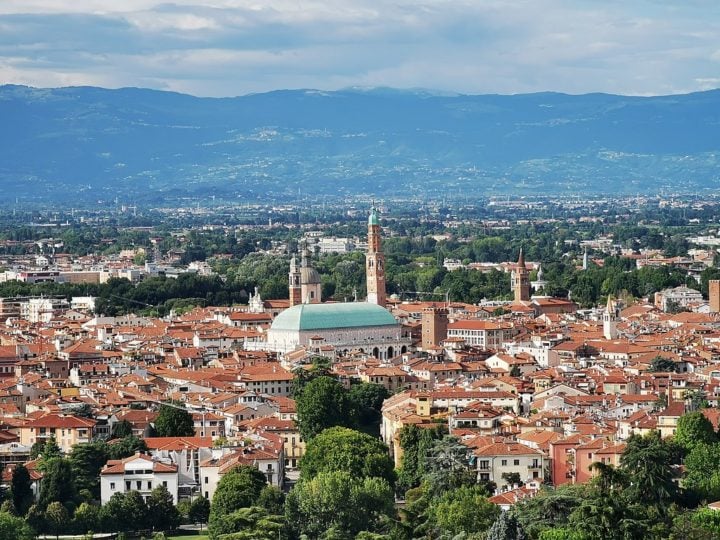 Em cidades como Tribano, Valdastico, Treviso e Vicenza (foto), é comum haver centenas de pedidos anuais, levando prefeituras a contratar funcionários extras e pagar horas extras para lidar com a demanda.