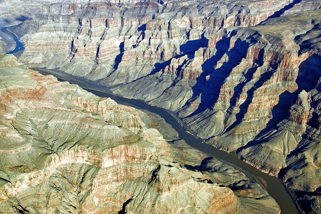 Cânions são formações geológicas em forma de desfiladeiros que contêm escarpas ou falésias, criando paisagens incríveis na superfície. Mas que também podem existir com essa configuração, dentro dos oceanos. Verdadeiros caminhos formados na imensidão das águas. 