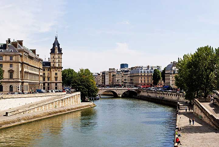 Pont Saint-Michel – Construída entre 1857 e 1859, a Pont Saint-Michel é uma das pontes mais movimentadas de Paris, ligando a Ilha de la Cité à margem direita. Feita de ferro e pedra, a ponte é famosa por seu arrojado design e por ser um importante ponto de acesso ao Quartier Latin. Sua importância também se reflete em sua proximidade ao famoso Hôtel de Ville (Prefeitura de Paris).
