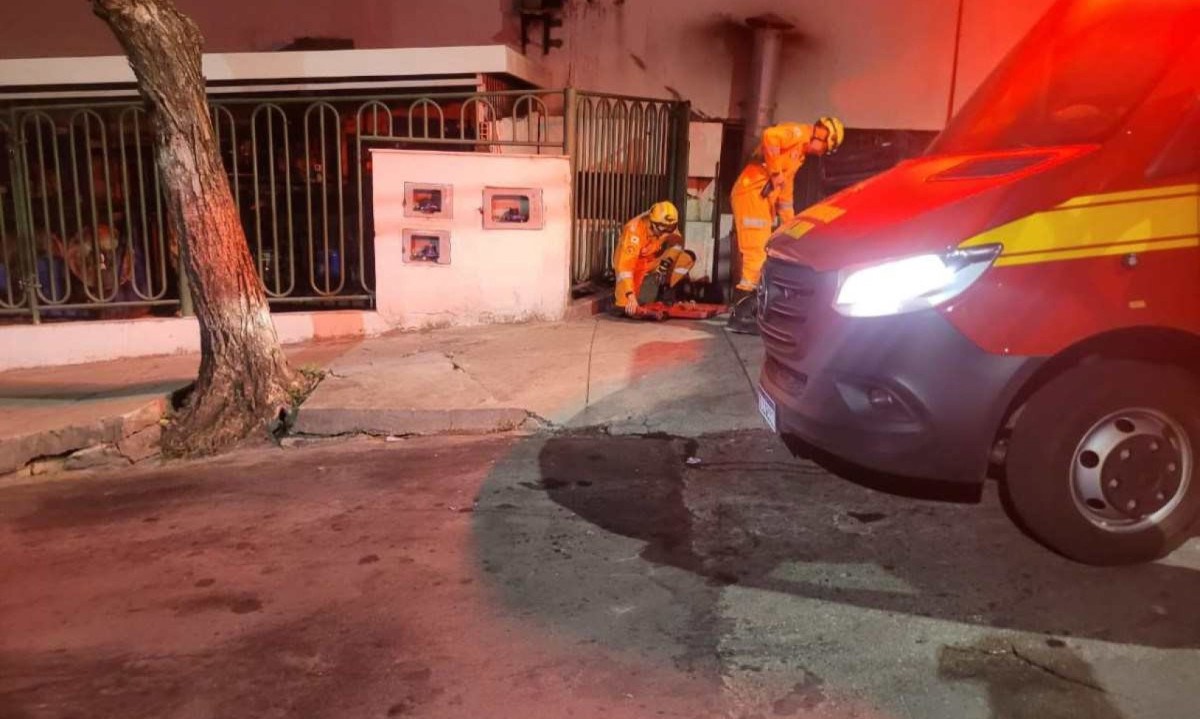 Bombeiros fizeram o corte de parte do gradil para a retirada do indivíduo, que se rendeu e foi conduzido pela polícia -  (crédito: CBMMG)