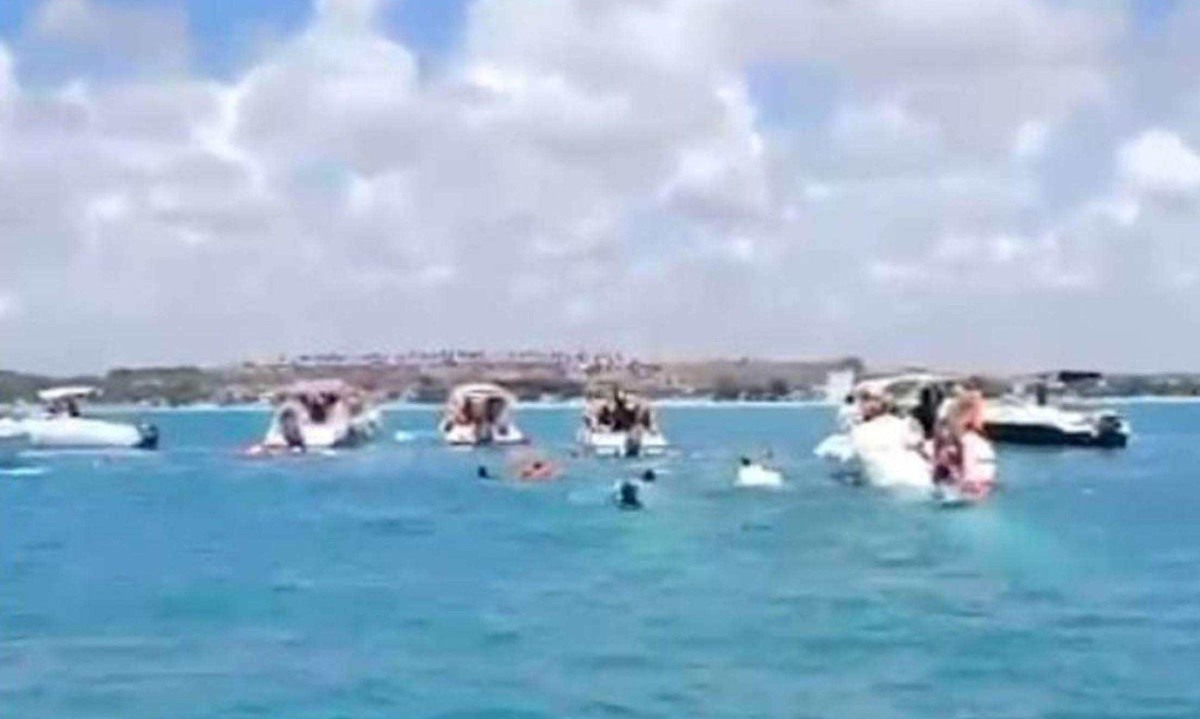 Catamarã que naufragou tinha 47 passageiros e 3 tripulantes -  (crédito: Reprodução de vídeo)