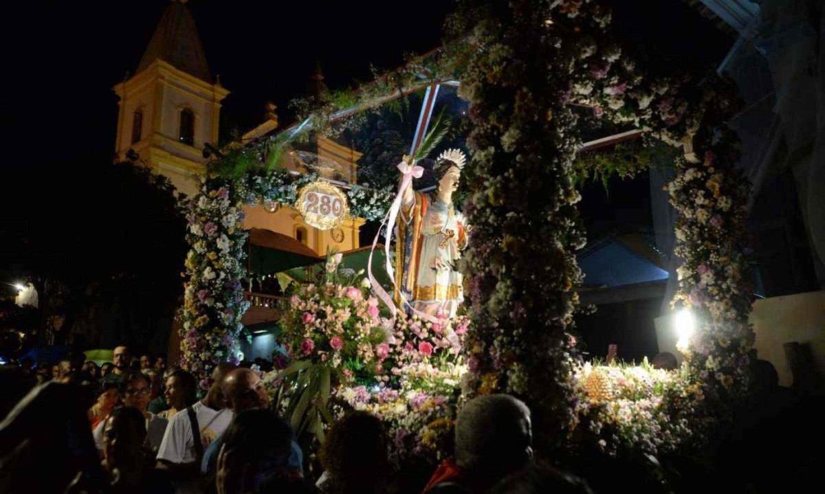 Cortejo carrega a imagem de Santa Luzia, padroeira da cidade