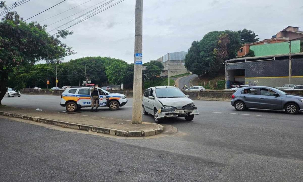 Suspeitos trocaram tiros com a pol&iacute;cia antes de baterem carro na mureta de prote&ccedil;&atilde;o da Avenida Tereza Cristina -  (crédito: Ethel Correa)