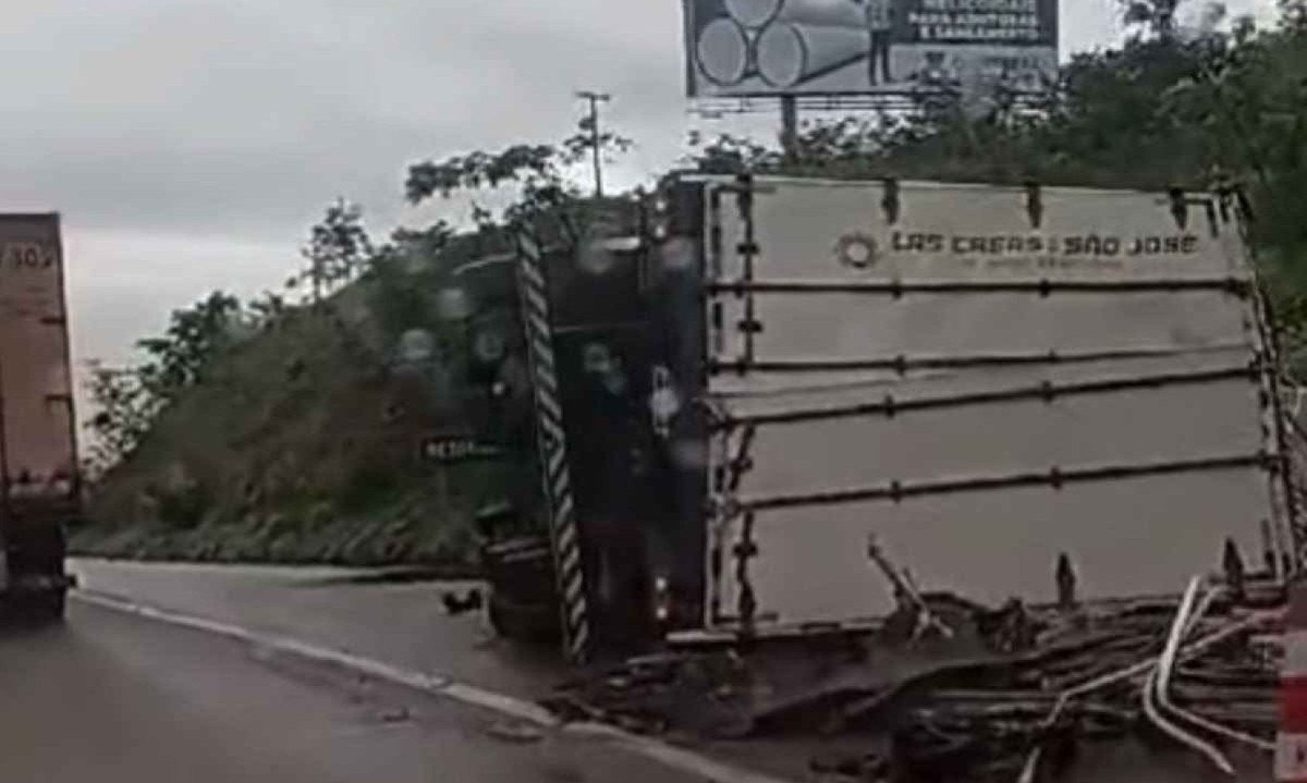 A carreta tombou na altura do quilômetro 516 da BR-381, no sentido Belo Horizonte -  (crédito: Redes Sociais)