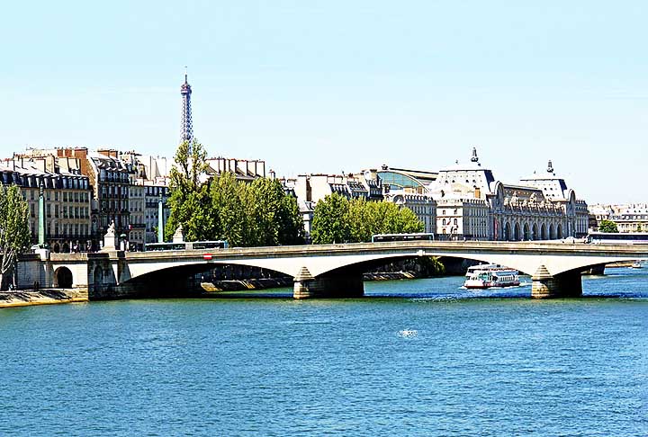 Pont du Carrousel – Construída em 1834, a Pont du Carrousel conecta o Museu do Louvre à margem esquerda do Sena, ligando o Jardin des Tuileries ao Palais Royal. A ponte é uma das mais históricas de Paris e foi projetada por Charles Percier e Pierre Fontaine, com pilares inspirados na arquitetura romana.
