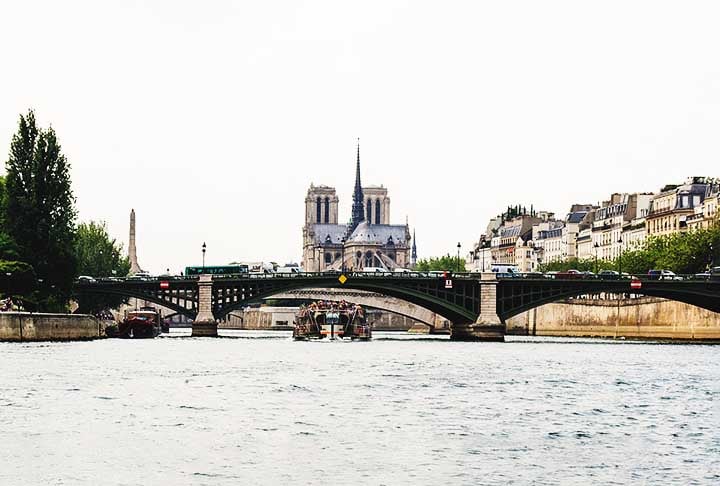 Pont de Sully – A Pont de Sully foi inaugurada em 1876 e conecta a Ilha de Saint-Louis à margem direita. Feita de pedra e ferro, ela é uma das mais antigas da cidade e é um importante elo entre o bairro histórico da Ilha e a cidade. Sua importância está na preservação de seu estilo clássico e na conexão entre pontos turísticos históricos.