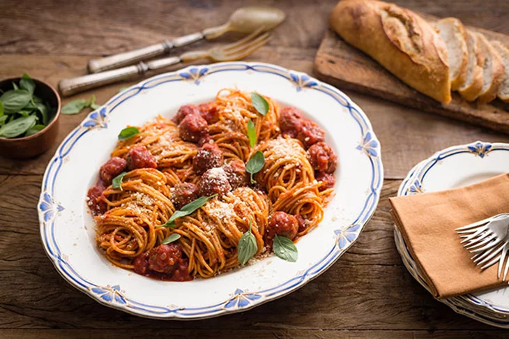 Dica 3 - Não ficar um longo tempo sem comer: Ficar um longo tempo sem comer não irá fazer você emagrecer, sendo que pode sim te engordar. Quando não colocamos comida no nosso organismo por muito tempo, ele tende a economizar energia e estocar gordura. Além disso, quem escolhe comer com um longo espaço de tempo tende a optar por alimentos mais saborosos e calóricos. 