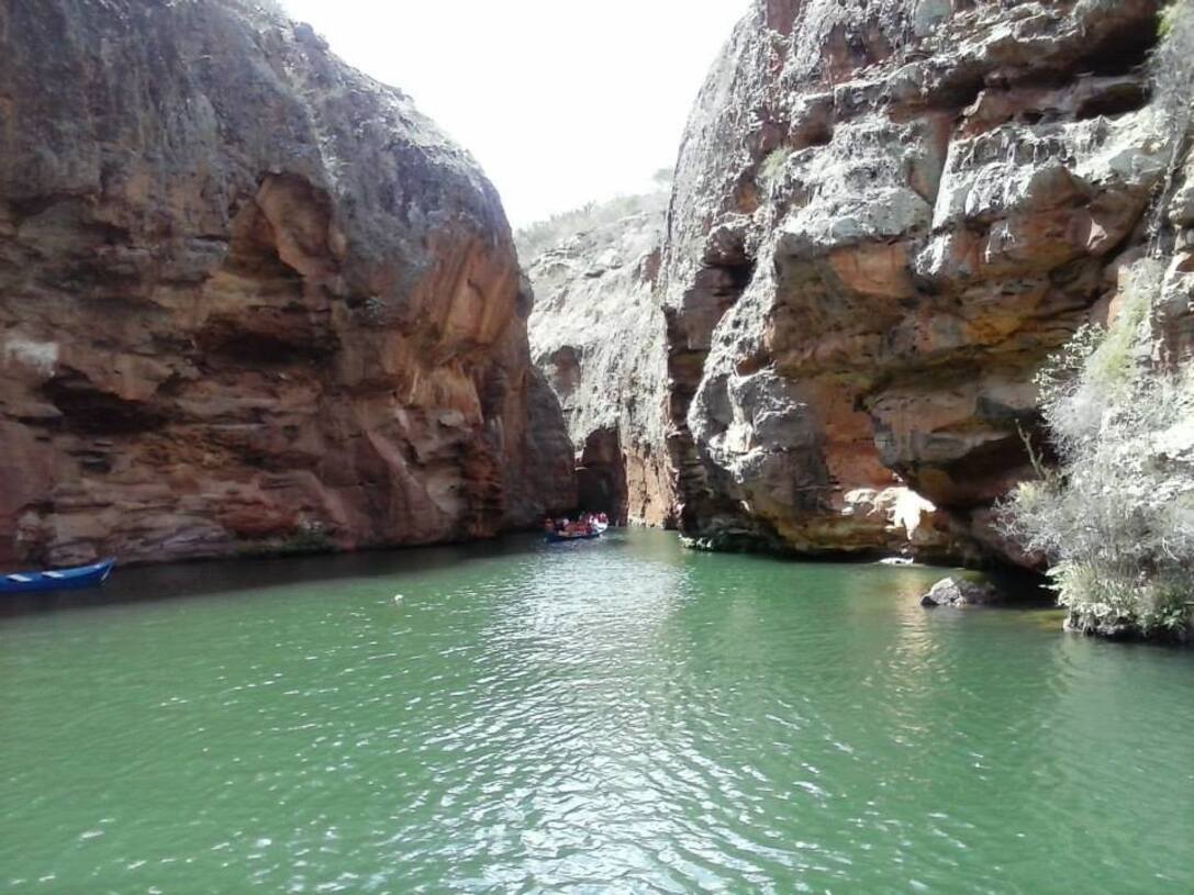 Uma das melhores formas de explorar o cânion é por meio de passeios de catamarã, que permitem aos visitantes navegar pelas águas tranquilas do rio enquanto apreciam a grandiosidade das formações rochosas e a beleza natural ao redor.