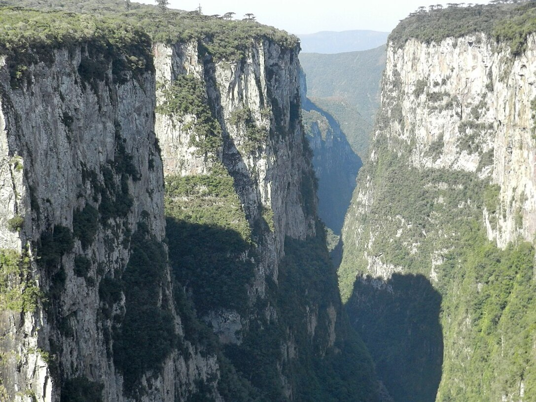 Cânion Itaimbezinho, Rio Grande do Sul e Santa Catarina: O cânion é uma das atrações mais impressionantes do Parque Nacional Aparados da Serra, localizado na divisa entre os estados do Rio Grande do Sul e Santa Catarina.