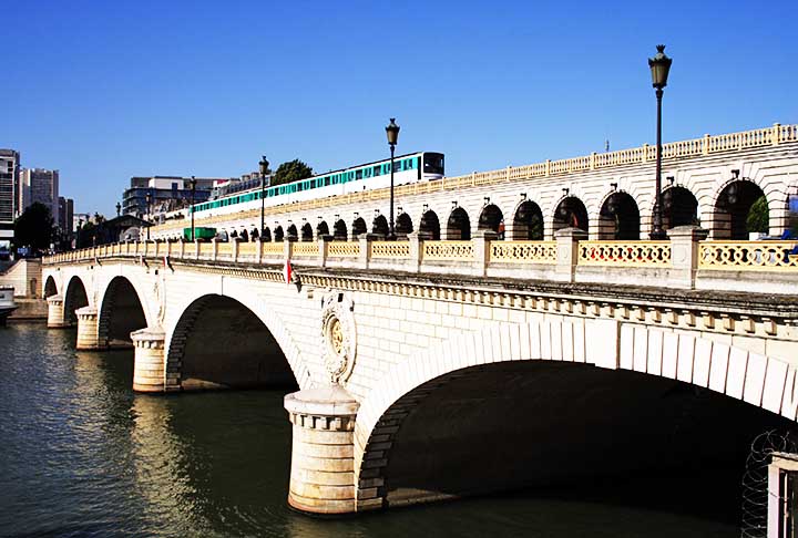 Pont de Bercy – A Pont de Bercy foi inaugurada em 1963 e é uma das pontes mais modernas de Paris. Ela conecta o 12º arrondissement ao 13º e tem uma arquitetura simples de concreto e ferro. A ponte é crucial para o tráfego local, além de ser próxima ao Parc de Bercy e ao moderno bairro de Bercy Village.
