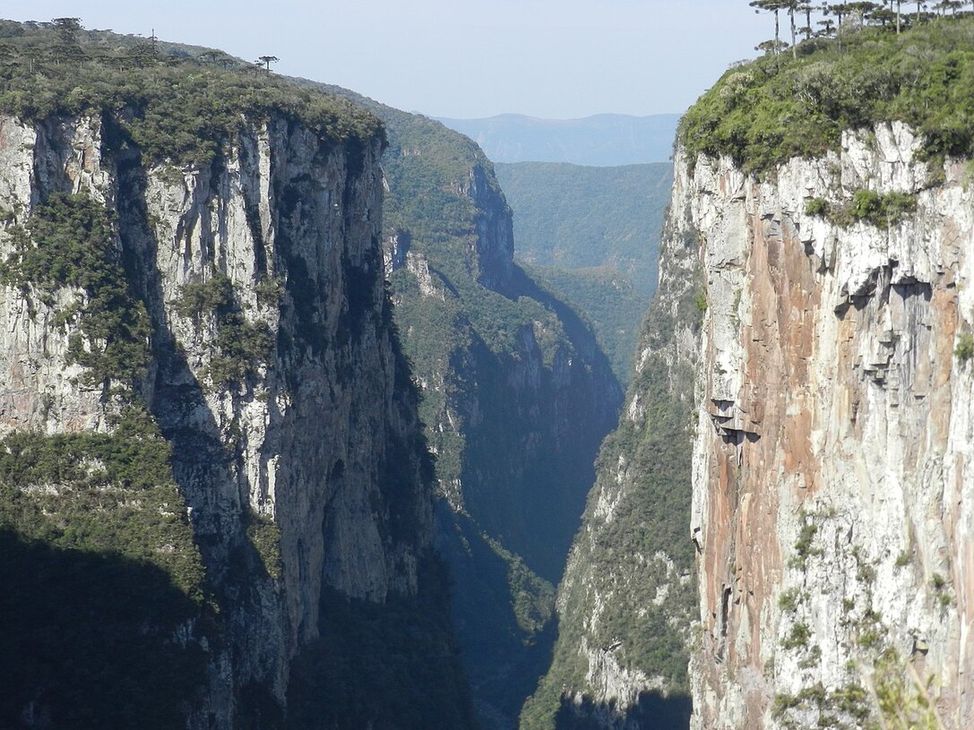 Com cerca de 5,8 km de extensão e paredes verticais que chegam a atingir até 720 metros de altura, o cânion oferece uma vista espetacular da imensidão da natureza. Os visitantes ainda podem fazer uma trilha e observar a paisagem de cima de um mirante!