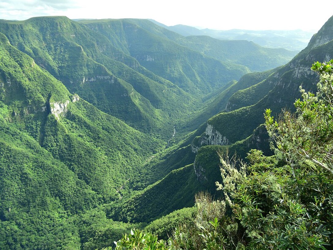 Cânion Fortaleza, Rio Grande do Sul: Outro desfiladeiro do Parque Nacional da Serra Geral, o Cânion Fortaleza conta com falésias que chegam a atingir até 400 metros de altura!