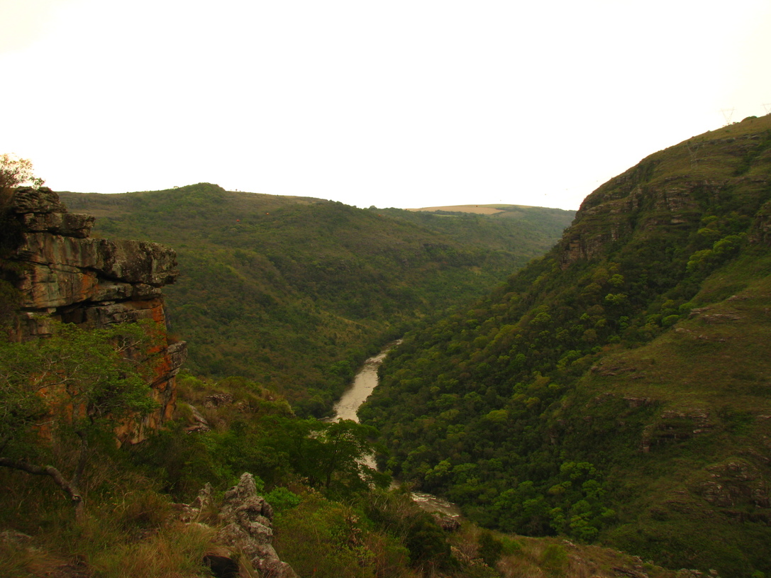 Cânion Guartelá, Paraná: É uma das principais atrações naturais do estado do Paraná, no sul do Brasil. Localizado no município de Tibagi, o cânion é considerado o sexto maior do mundo em extensão e oferece uma paisagem deslumbrante, com paredes de arenito que chegam a alcançar até 450 metros de altura. 