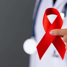 Dezembro vermelho: os novos avanços na compreensão e tratamento da Aids - Freepik