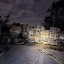 Acidentes com caminhões-tanque fecham dois pontos da BR-365 - CBMMG