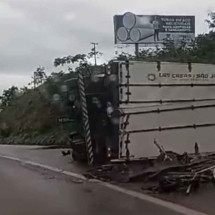 Grande BH: tombamento de carreta interdita faixa da BR-381 - Redes Sociais