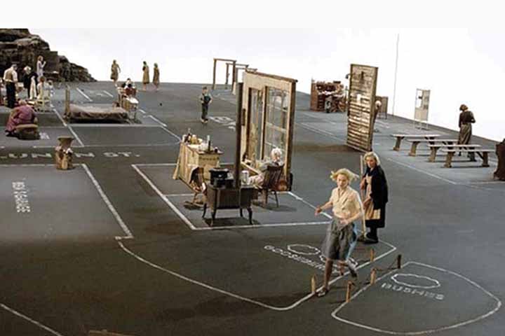 Dogville Ã© uma pacata cidade localizada na regiÃ£o das Montanhas Rochosas nos Estados Unidos. Os seus moradores sÃ£o pessoas boas e honestas e vivem suas vidas normalmente atÃ© o dia em que tiros sÃ£o escutados e uma jovem chamada Grace (Nicole Kidman) chega ao local.