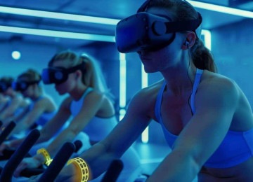   
   Pessoas fazendo spinning com óculos virtuais; imagem meramente ilustrativa -  (crédito:  zavgorodniy_d/freepik)