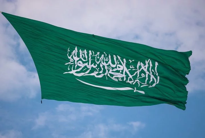 Na Arábia Saudita, a pena de morte é aplicada em casos de homicídio, estupro, terrorismo e blasfêmia, com execuções geralmente realizadas por decapitação em público