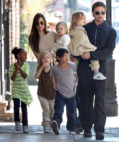 Angelina Jolie e Brad Pitt são pais biológicos dos gêmeos Knox Léon e Vivienne Marcheline. Eles também adotaram Shiloh Nouvel. Maddox Chivan, Pax e Zahara Marley, cada um é de uma nacionalidade diferente.-Reprodução/Instagram
