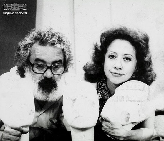 Em 1977, dois anos após deixar de escrever em “O Pasquim”, Millôr estreou sua peça de teatro mais bem sucedida. Intitulada “É”, ela foi encenada pelo casal Fernanda Montenegro e Fernando Torres. 
