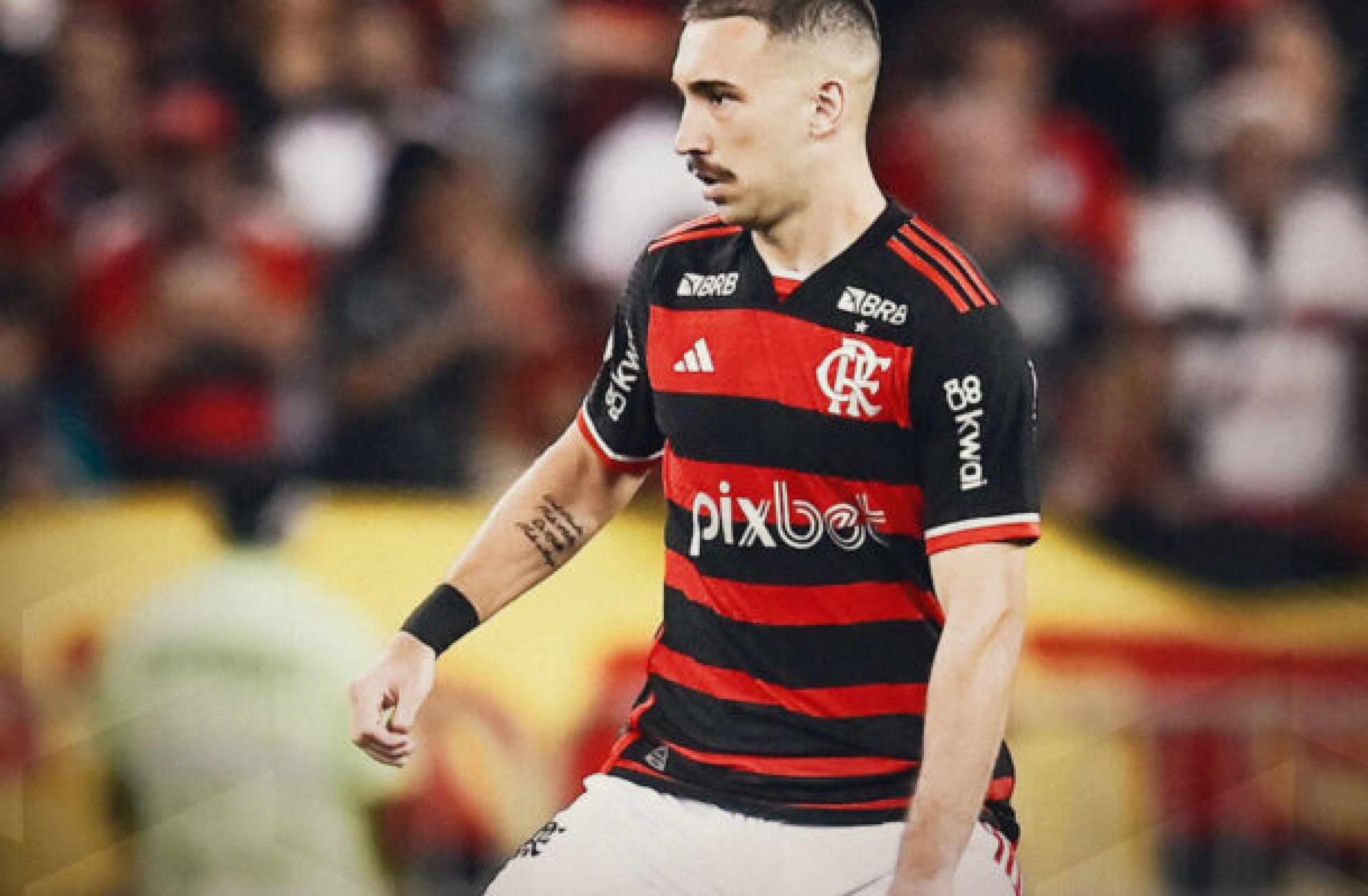 Zagueiro Léo Ortiz, do Flamengo, pede a namorada em casamento