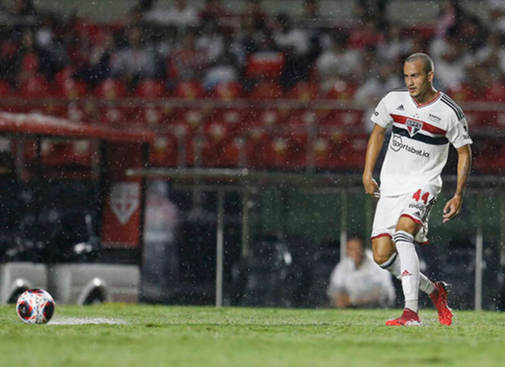 São Paulo acerta empréstimo de zagueiro para a Chapecoense