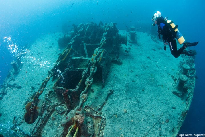 Normalmente, os mergulhadores precisam fazer até duas viagens para conseguir ver todos os detalhes do navio de 128 metros de comprimento.