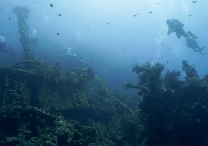 O navio encalhou e permaneceu na superfície por 30 anos. Em 1963, a embarcação foi movida para águas rasas perto da costa por conta de uma erupção vulcânica. 