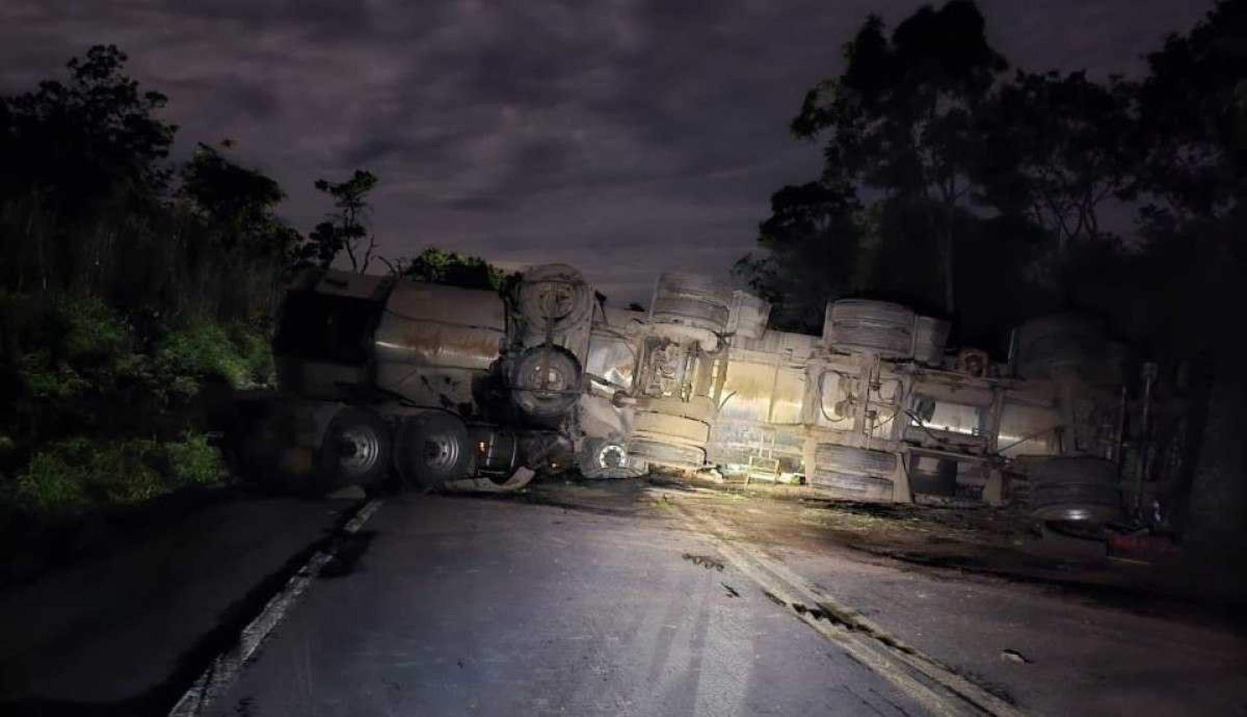 Acidentes com caminhões-tanque fecham dois pontos da BR-365