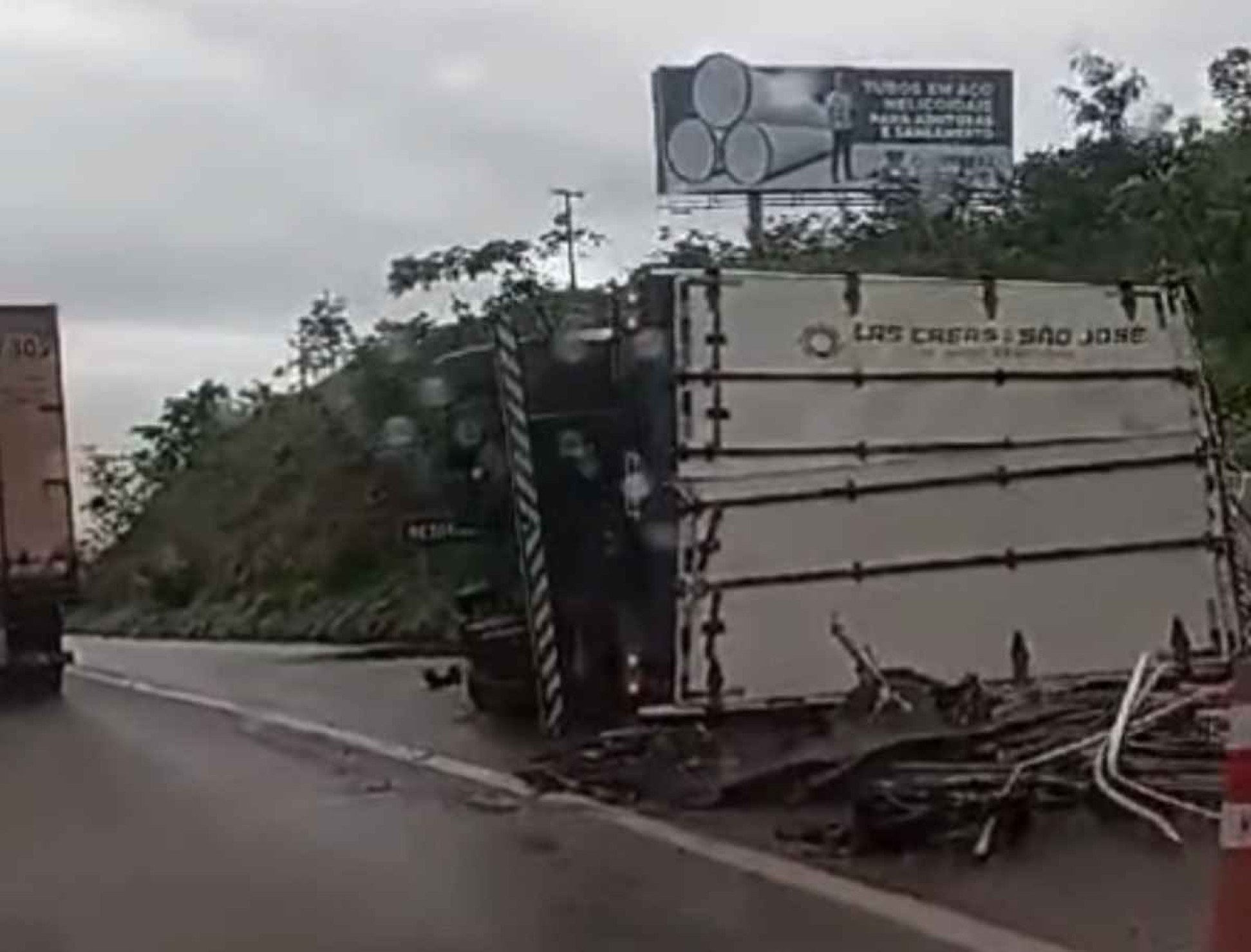 Grande BH: tombamento de carreta interdita faixa da BR-381
