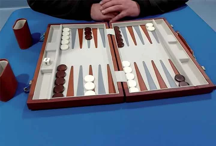 Gamão (Backgammon) – Jogo antigo que combina estratégia e sorte com dados, onde o objetivo é mover as peças ao redor do tabuleiro e retirá-las primeiro.
