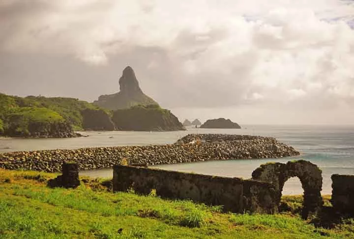 O arquipélago tem 21 ilhas, mas a mais importante delas também se chama Fernando de Noronha. O lugar desempenhava um papel importante como prisão em um local estratégico entre a Europa e o 