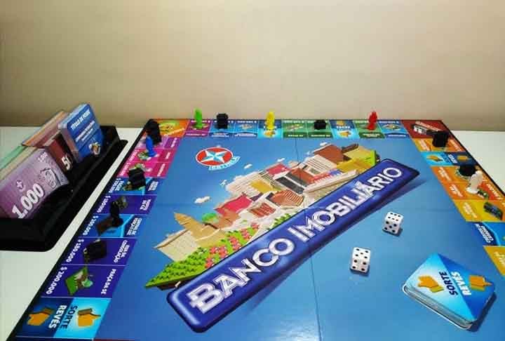 Banco Imobiliário (Monopoly) – Os jogadores compram, vendem e alugam propriedades para acumular fortuna e falir os adversários.
