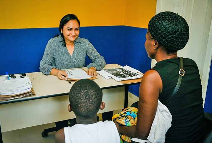 Além deles, assistentes sociais também correm alto risco de sofrerem com Burnout, afinal, acompanham realidades difíceis e lidam com demandas emocionais intensas.