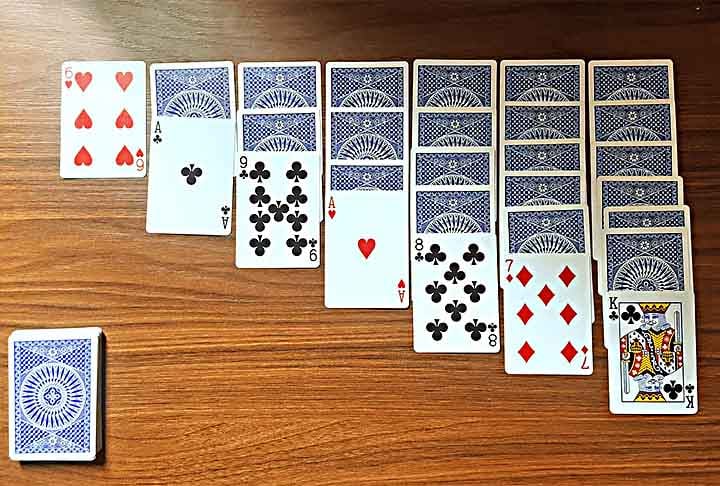 Paciência (Solitário) – Jogo de cartas para um jogador que organiza as cartas em uma sequência específica.
