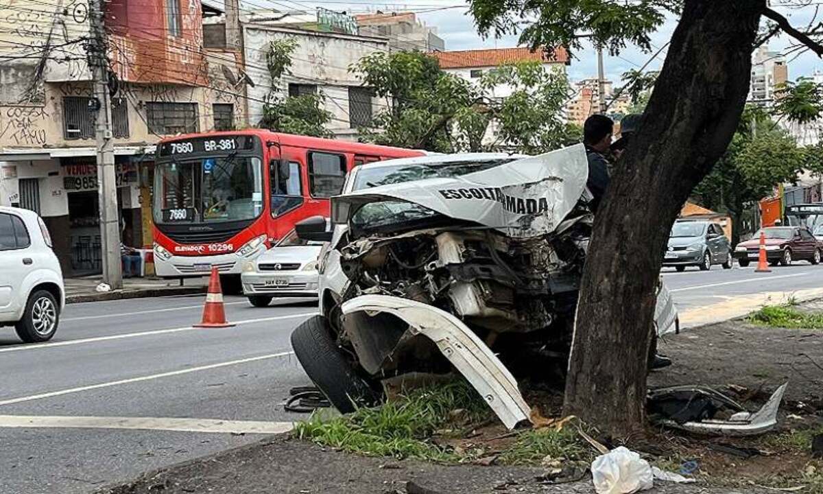 O carro colidiu frontalmente contra uma árvore, na altura do Bairro Salgado Filho -  (crédito: Giovana de Souza/EM/D. A. Press)