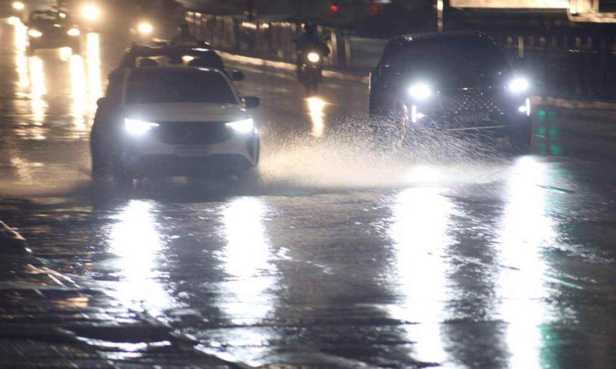 Em todo o estado, mais de 819 cidades est&atilde;o em alerta para perigo potencial de tempestade at&eacute; o in&iacute;cio deste domingo, de acordo com o Instituto Nacional de Meteorologia (Inmet) -  (crédito: Marcos Vieira / EM / D.A Press)