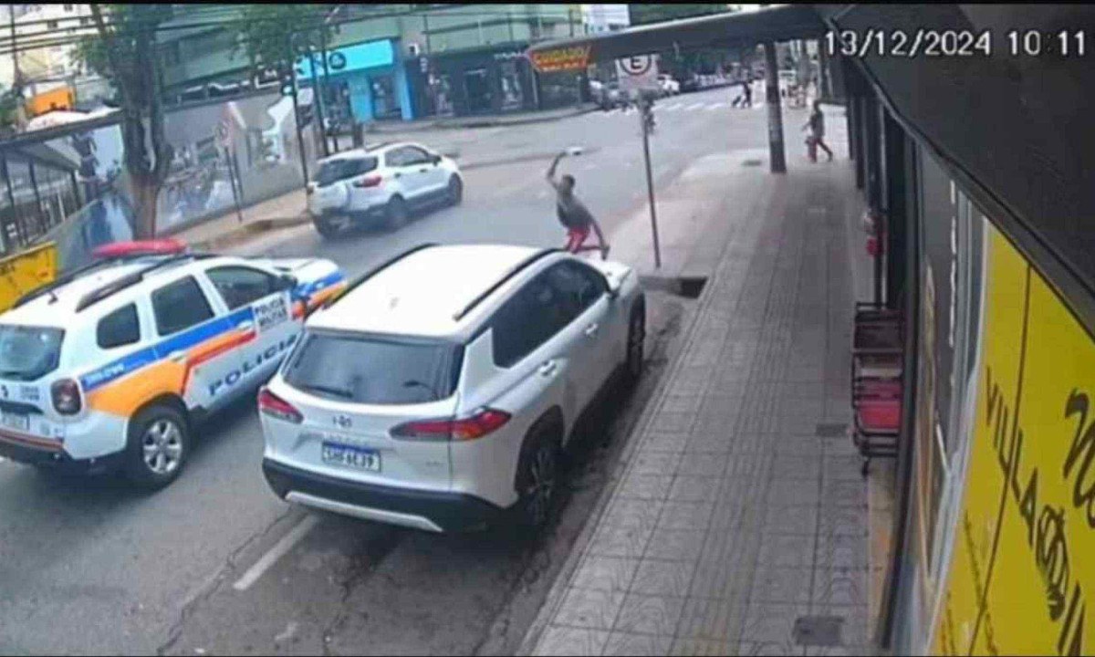 Ao ser confrontado, homem que atirou garrafa de vidro contra viatura da PMMG afirmou que queria ser preso para 'largar as drogas' -  (crédito: Redes Sociais / Reprodu&ccedil;&atilde;o)